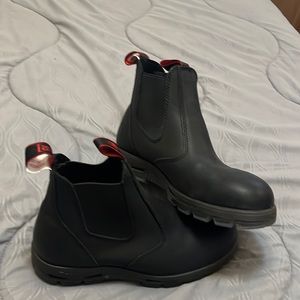 Black size 9 1/2 men’s Redback slip resistant composite toe boots